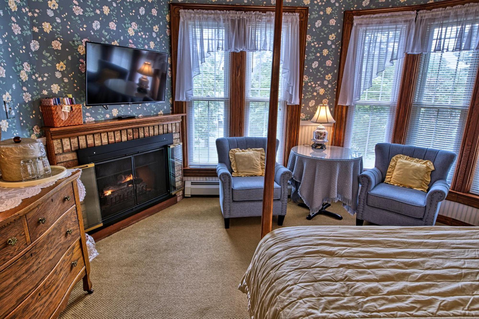 Rockwell Falls Inn And Wine Bar Lake Luzerne Zimmer foto