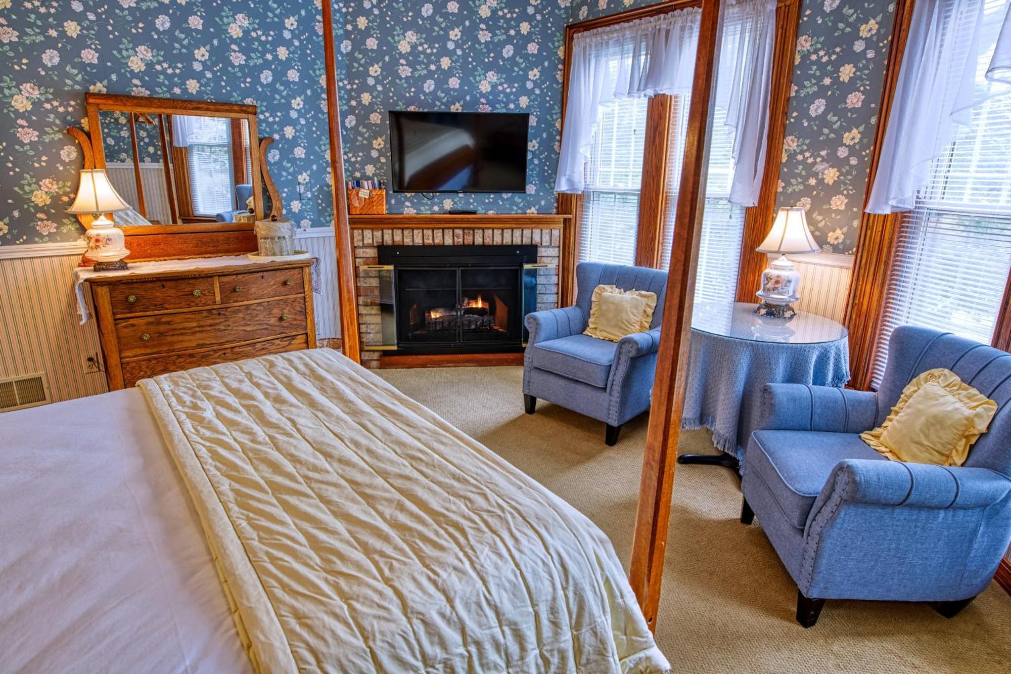 Rockwell Falls Inn And Wine Bar Lake Luzerne Zimmer foto
