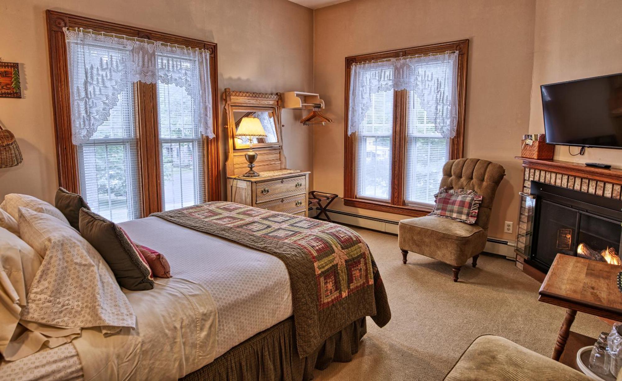 Rockwell Falls Inn And Wine Bar Lake Luzerne Zimmer foto