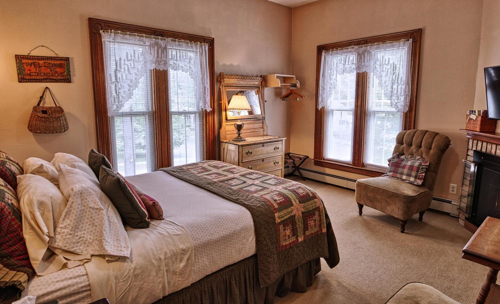Rockwell Falls Inn And Wine Bar Lake Luzerne Zimmer foto