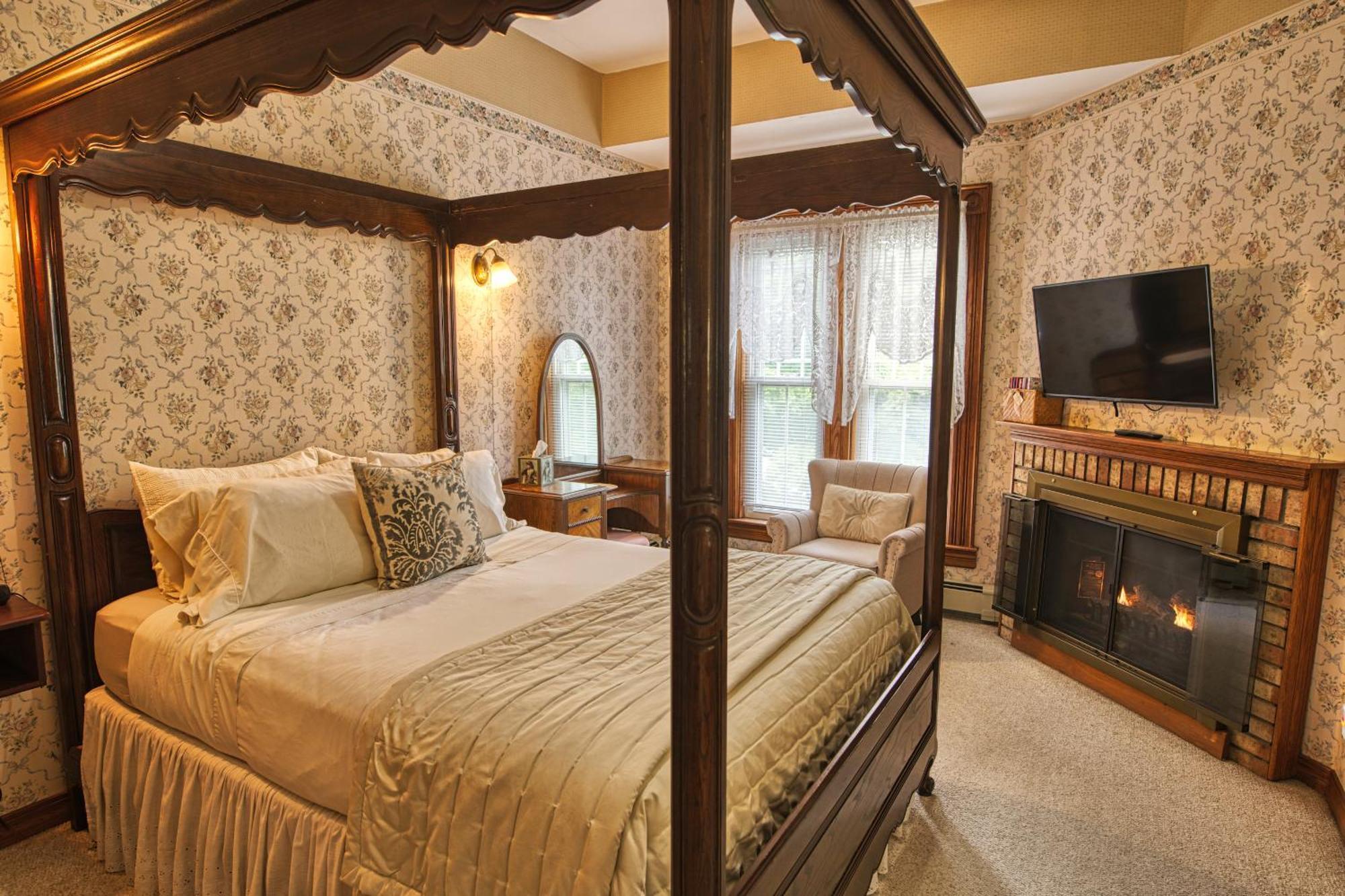 Rockwell Falls Inn And Wine Bar Lake Luzerne Zimmer foto